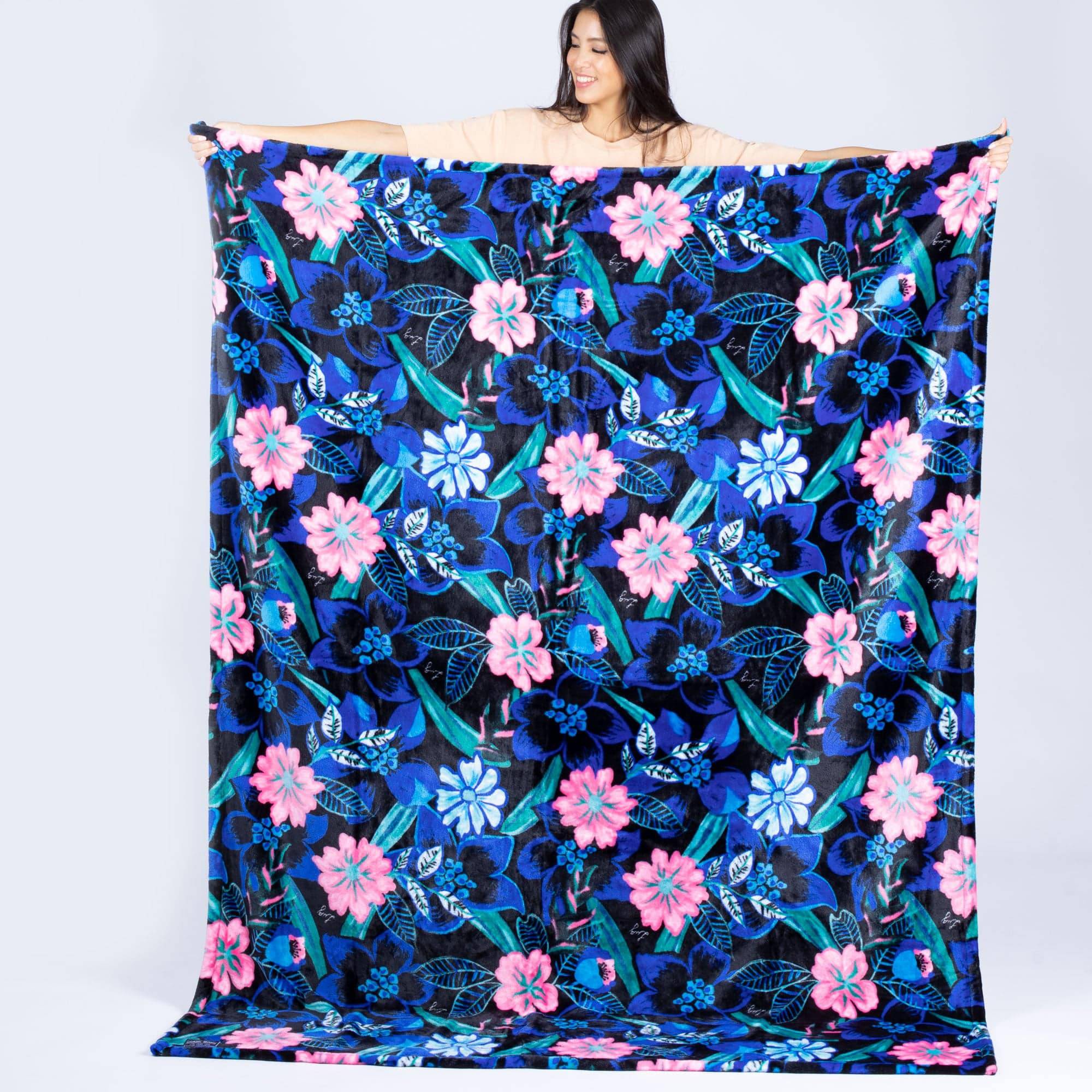 Cuddle Throw Blanket - RESORT BLACK - CuddleThrow_ResortBlack_Lifestylecopy