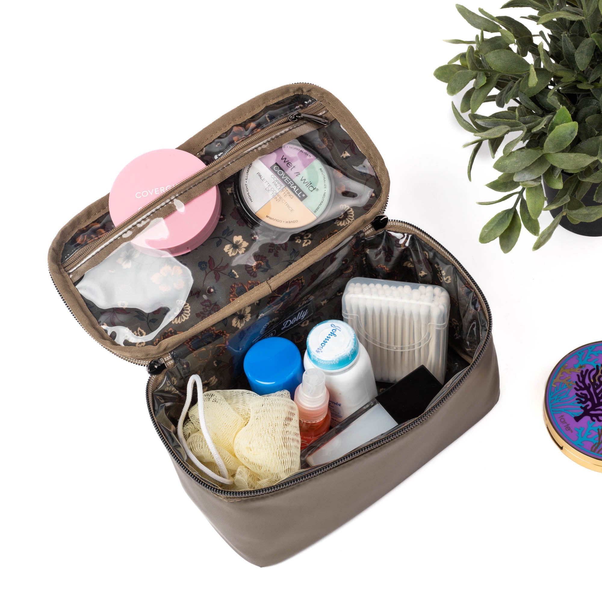 Dolly Short SE Cosmetic Case - - DollyShort_Lifestyle_04_60816ceb-0f84-46ad-b567-d36979a18d62
