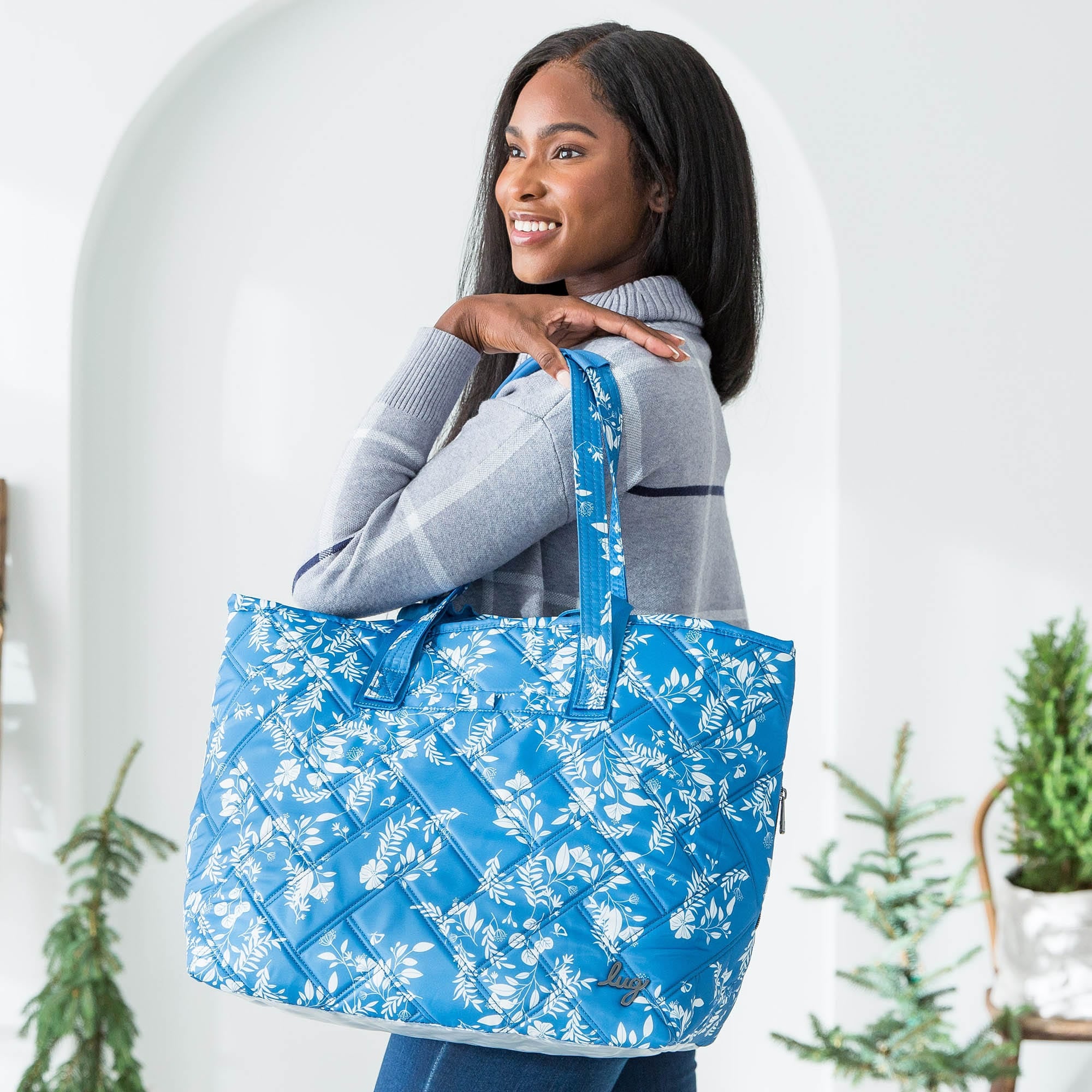 Ferry XL SE Expandable Carry-All Tote Bag - FLOURISH BLUE - FerrySE_Lifestyle_02