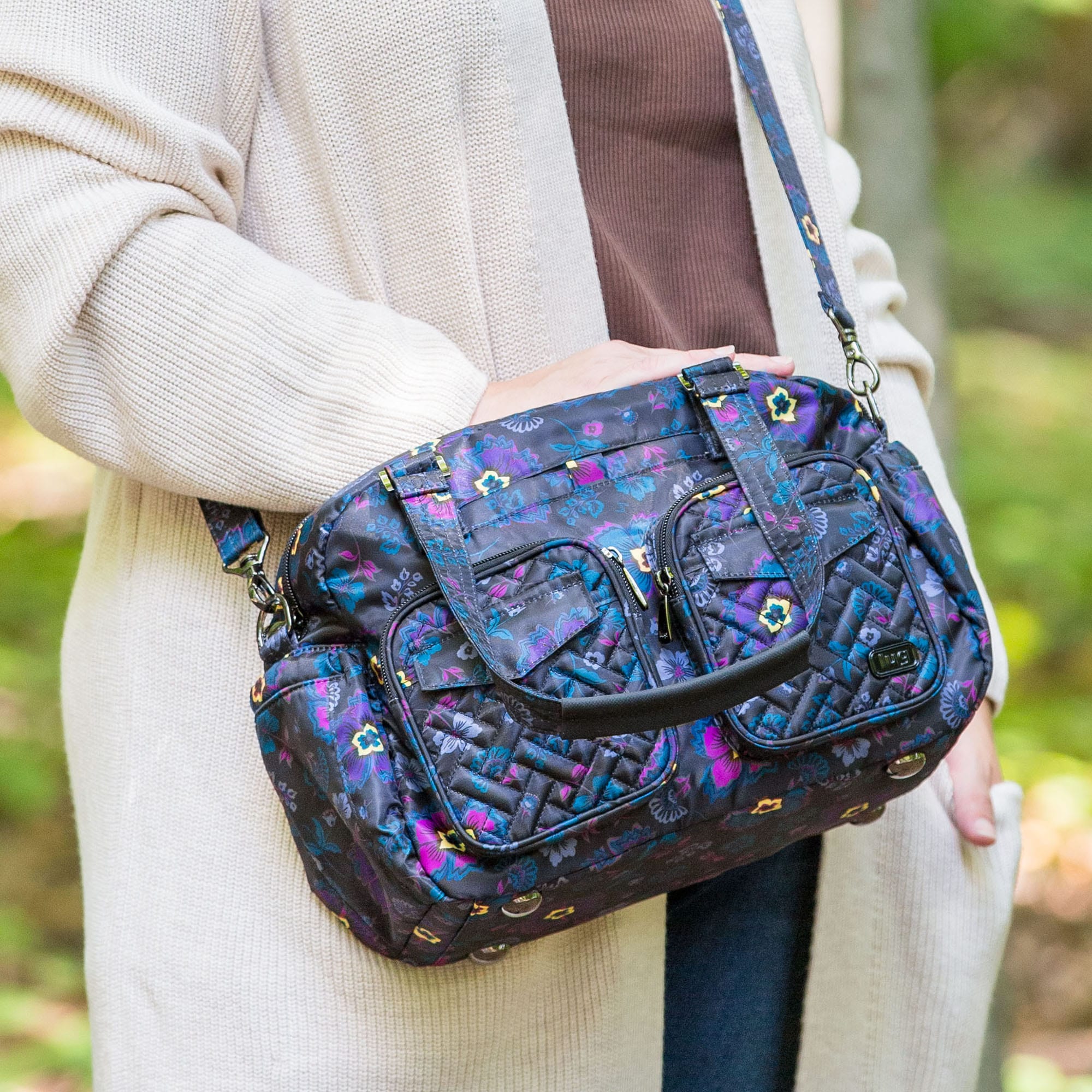 Jumper Carry-All Tote - BOHO FLORAL BLACK - JumperTote_Lifestyle_09