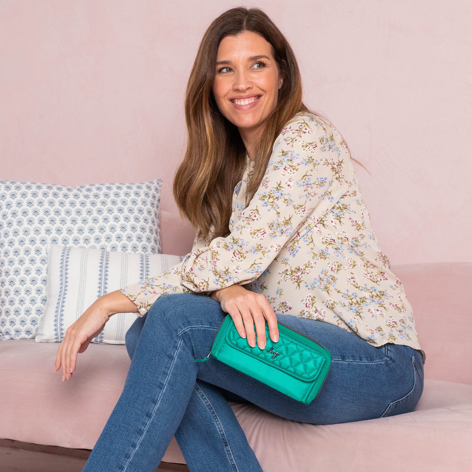 Kickflip SE Convertible RFID Wallet - KELLY GREEN - KickflipSE_Lifestyle_01