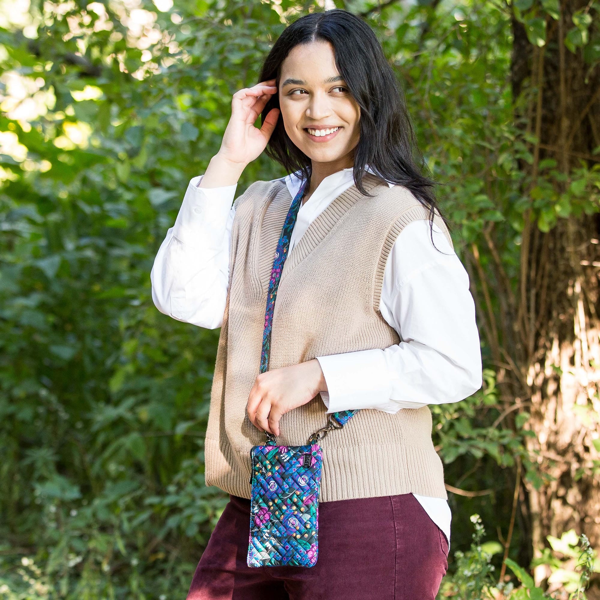 Peekaboo Convertible Crossbody Bag - WHIMSY BLACK - Peekaboo_Crossbody_Lifestyle_11