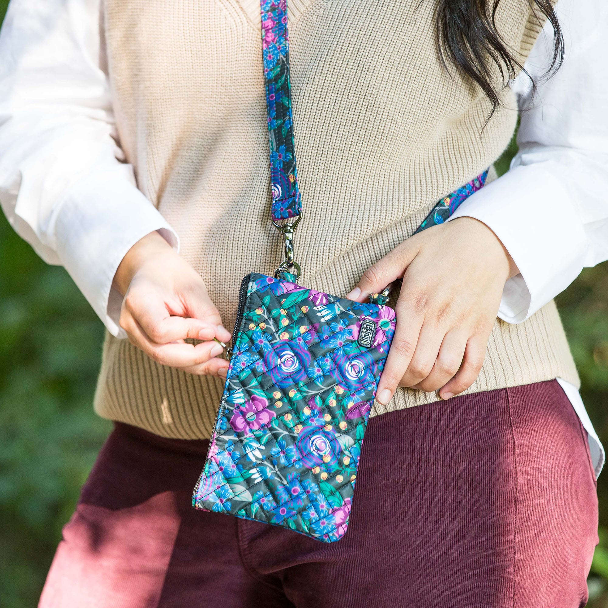 Peekaboo Convertible Crossbody Bag - WHIMSY BLACK - Peekaboo_Crossbody_Lifestyle_12