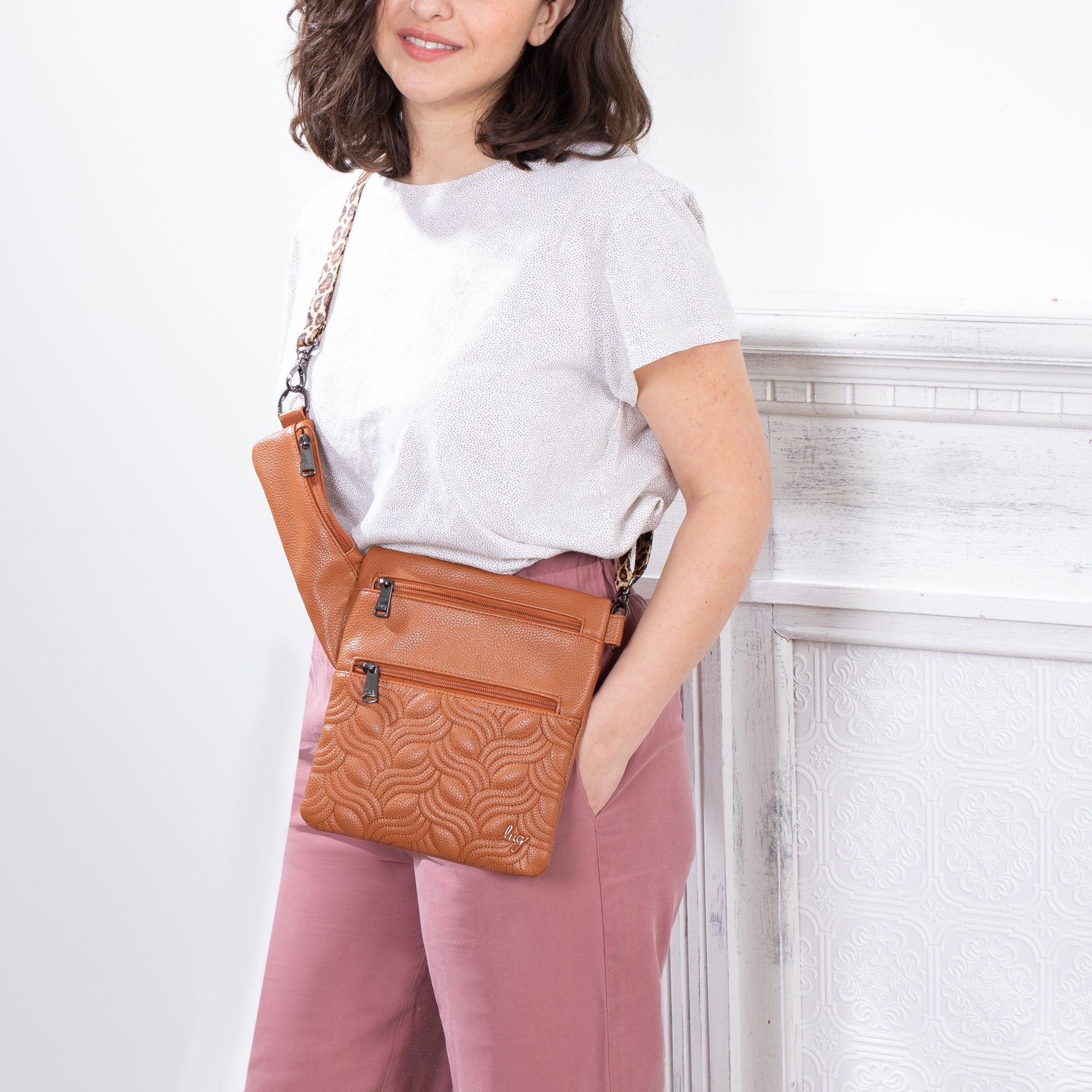 Skipper Classic VL Crossbody Bag - COPPER BROWN - SkipperVL_CopperBrown-LeopardBrownStrap_Model