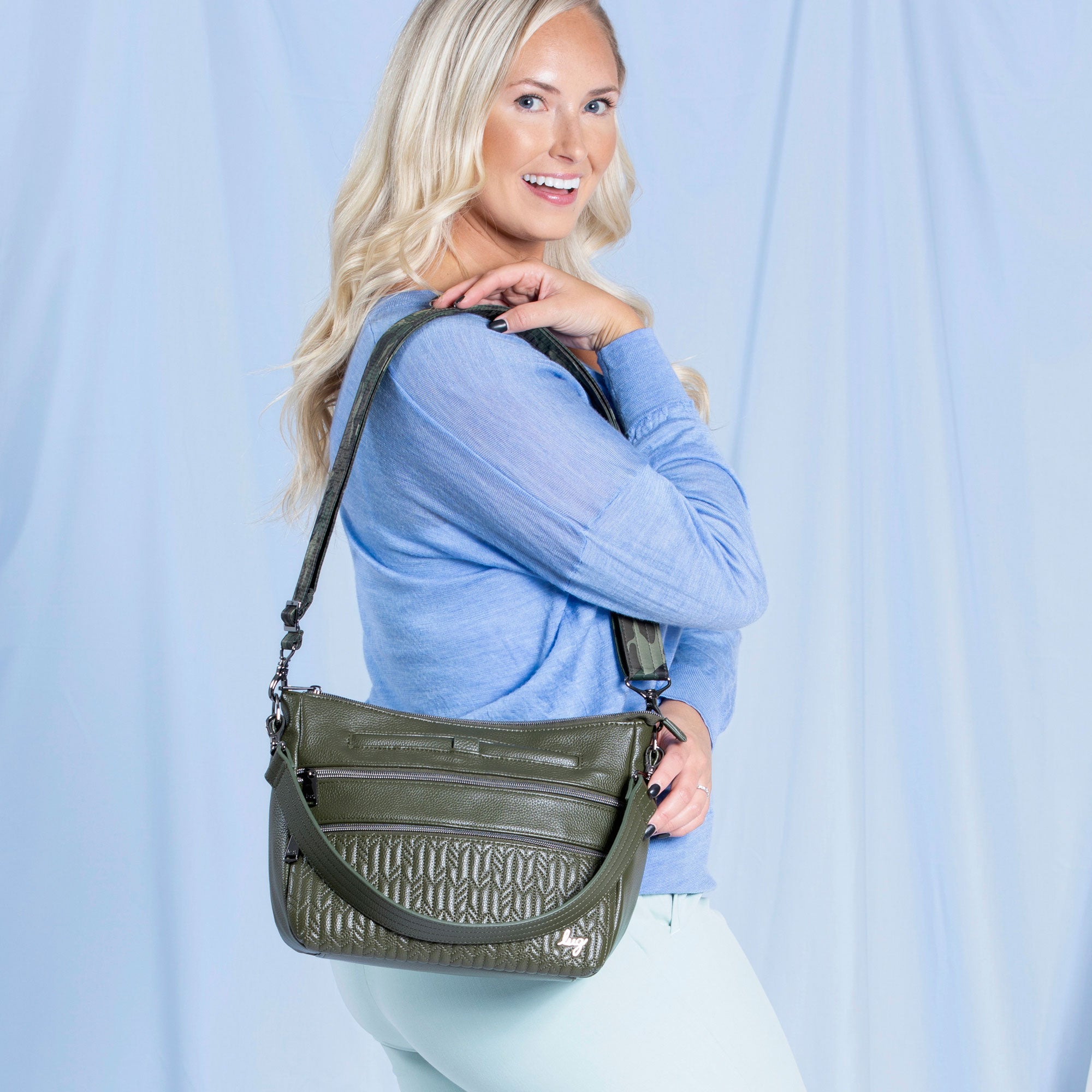 Lug Slider Classic VL crossbody bag in black leather, featuring adjustable strap and multiple compartments for everyday use.
