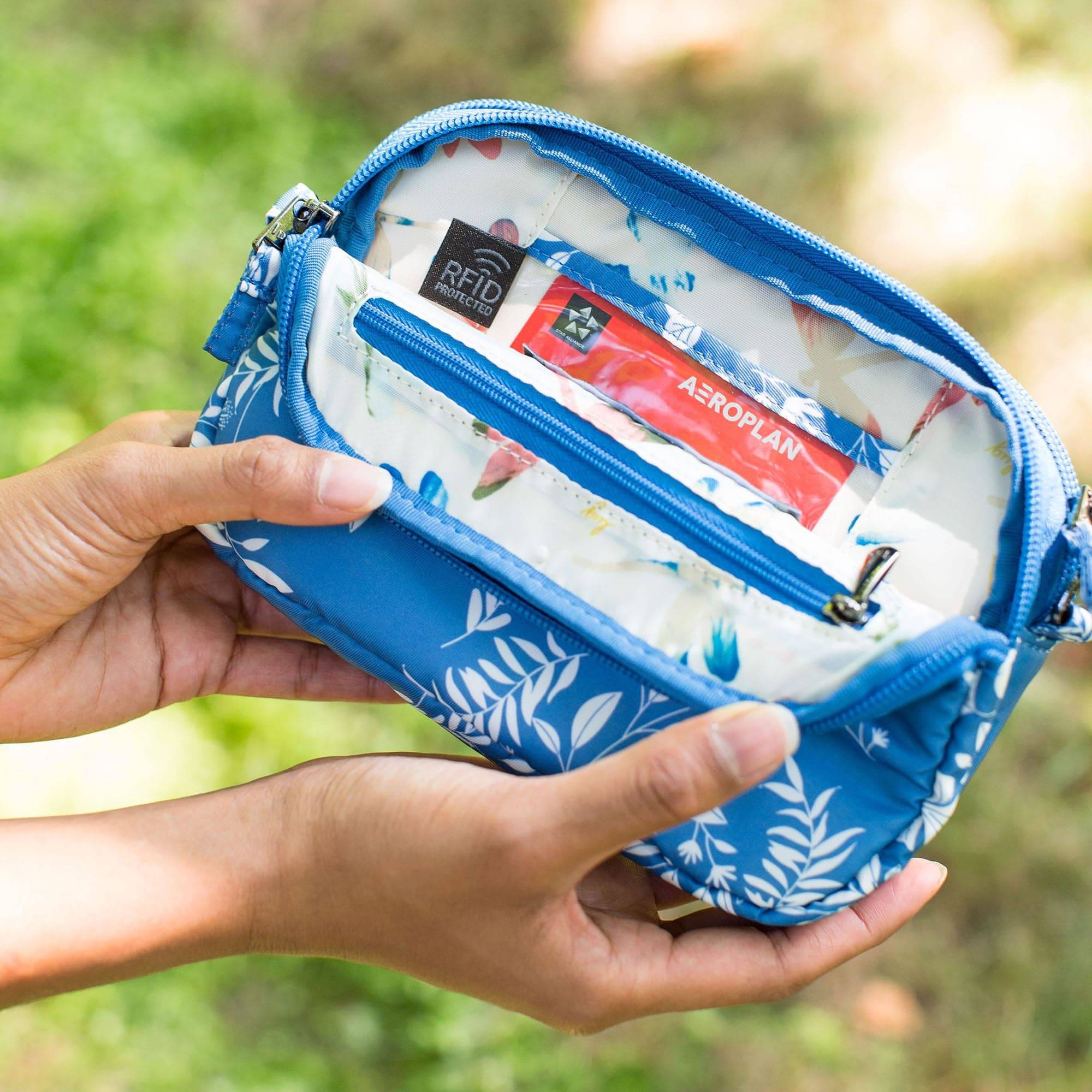 Super Coupe Convertible Crossbody Bag - FLOURISH BLUE - SuperCoupe_Lifestyle_15